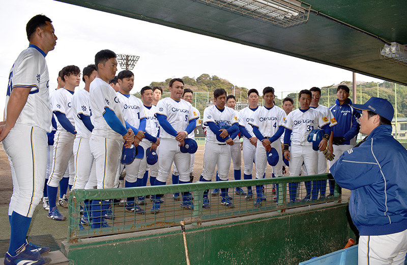 練習試合の後、桐山拓也監督(右)の話を聞くシティライト岡山の選手ら。左から手前2人目が丸山高明主将=高知市で、辻中祐子撮影