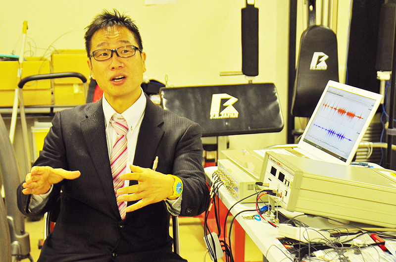 さまざまなトレーニング器具や計測機器が並ぶ研究室で筋トレについて語る谷本道哉氏=和歌山県紀の川市の近大和歌山キャンパスで、田中将隆撮影