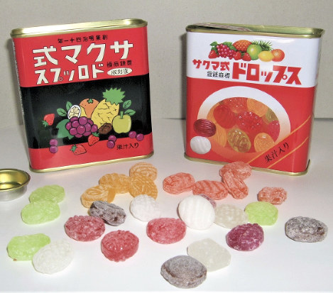 昔ながらの味が楽しめるサクマ式ドロップス。左が復刻版。横書きの文字が右から左へと書かれている