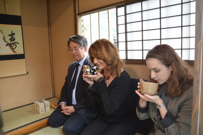 特設された茶室でお茶を振る舞われた来訪者たち=モスクワで2019年3月22日、大前仁撮影