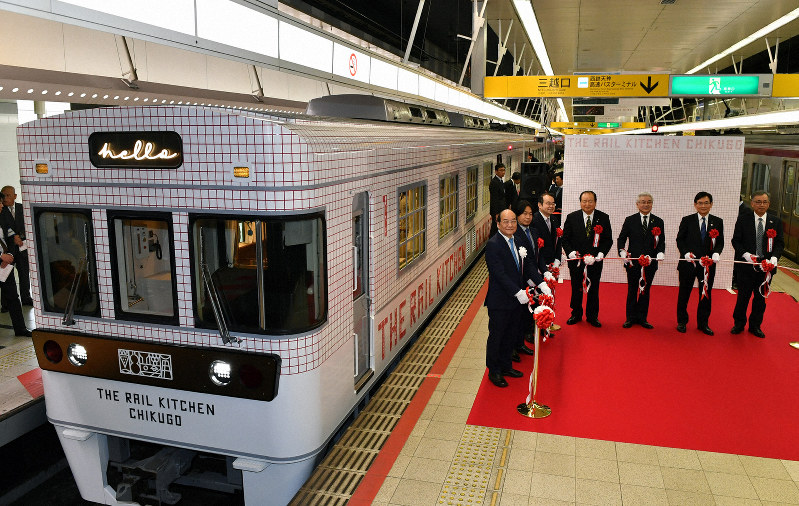 味わう旅列車 キッチン チクゴ 運行開始 西鉄 旬を乗せ 毎日新聞