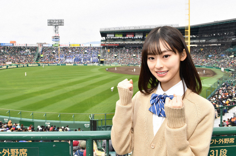 選手たちの応援に駆けつけた、センバツ応援イメージキャラクターの井本彩花さん=阪神甲子園球場で2019年3月23日午前10時半、川平愛撮影