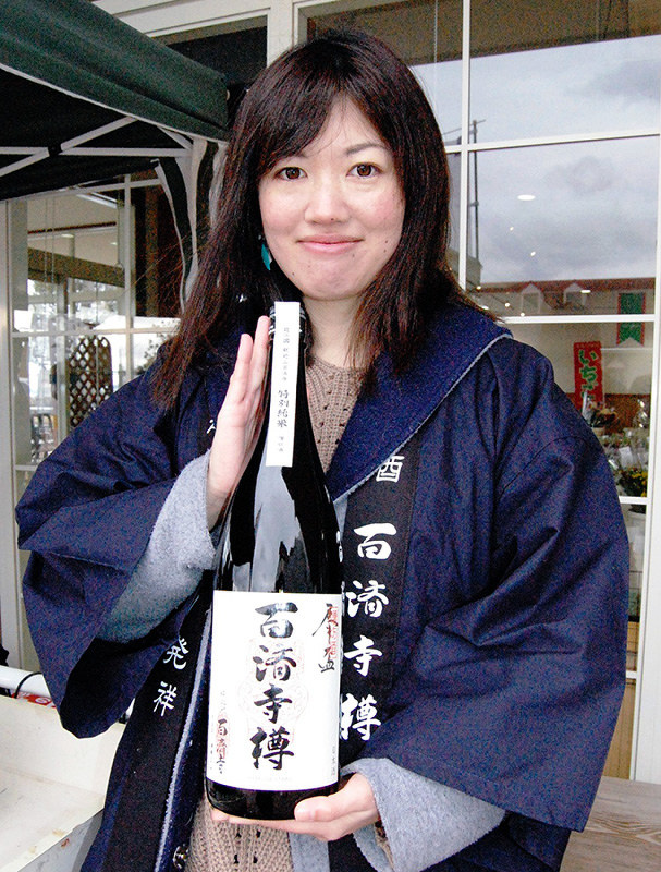 新酒を手に「百済寺をもっと盛り上げたい」と話す藤田彩夏さん=滋賀県東近江市妹町の「あいとうマーガレットステーション」で、蓮見新也撮影