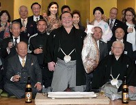 大相撲：白鵬が全勝優勝 最多更新の42回目 横綱対決制す [写真特集1/7