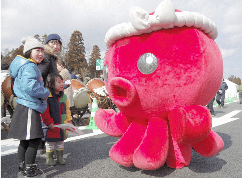 合格祈願から復興のシンボルに オクトパス君10年の歩み | 毎日新聞