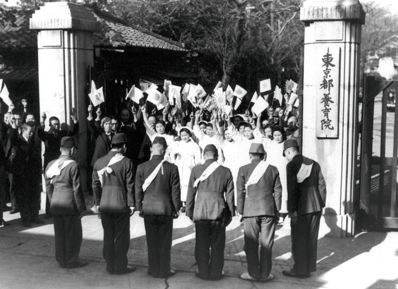 養育院から出征する職員=1944年1月18日撮影