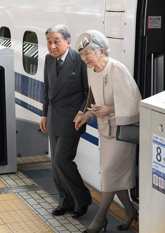 皇室：天皇、皇后両陛下主催し、京都御所で茶会 [写真特集5/7] | 毎日新聞