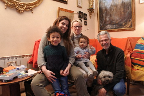 ベロニクさん（中央）とアモリさん（右）夫妻と娘のイゾルドさん（左）。イゾルドさんの2人の子供と、夫妻の飼い犬も一緒＝フランス南部モンペリエで2019年3月20日、久野華代撮影