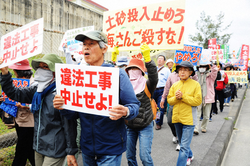 辺野古沿岸部の埋め立て海域拡大に怒りの声を上げる市民ら=沖縄県名護市辺野古で2019年3月25日午前9時21分、石井尚撮影