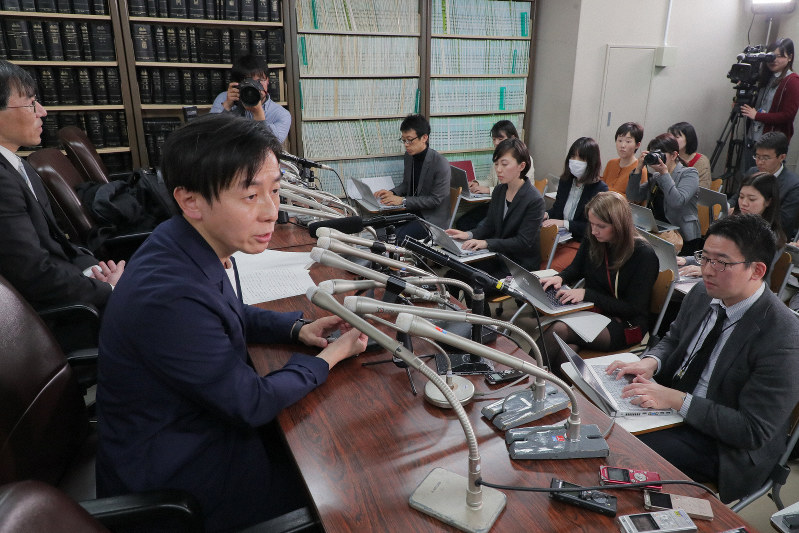 記者会見するサイボウズの青野慶久社長(左手前)=東京都千代田区で2019年3月25日午後2時18分、和田大典撮影