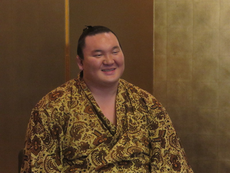 42回目の幕内優勝から一夜明け、笑顔を見せる白鵬=大阪市内で2019年3月25日午前、村社拓信撮影