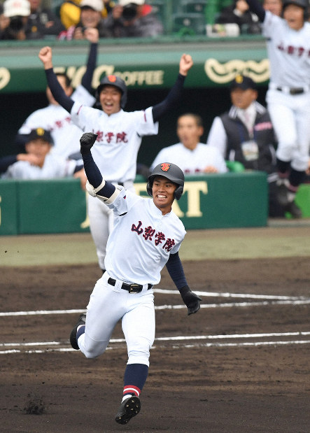 山梨学院野球　ユニフォーム 山梨学院が24安打24得点で札幌第一を圧倒 1試合チーム最多安打タイ