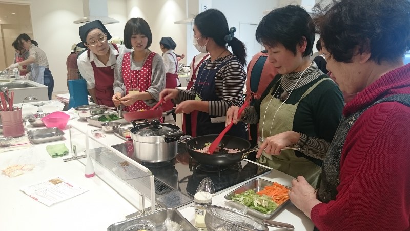 おしゃべりしながら料理を作る