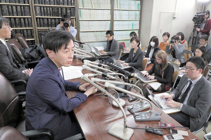 記者会見で最高裁まで争う姿勢を示したサイボウズの青野慶久社長(左手前)=東京都千代田区で2019年3月25日午後2時18分、和田大典撮影