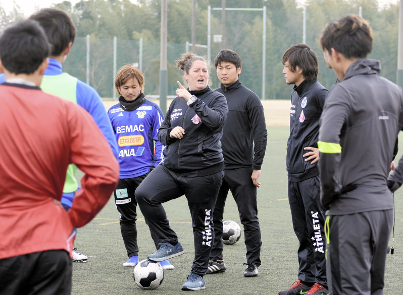 月刊サッカー 初の女性指揮官 奇跡を jfl鈴鹿 マルティネス監督 毎日新聞