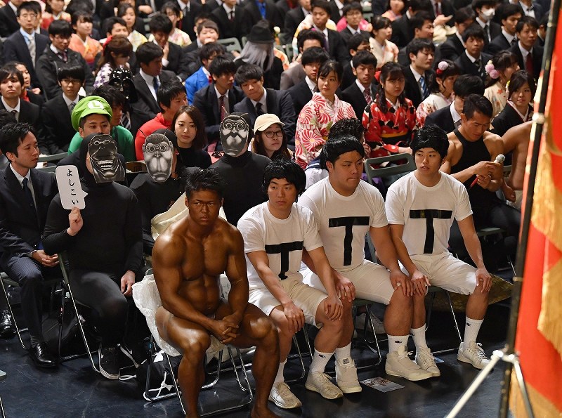 京都大：京都大で卒業式 恒例の仮装にアニメのキャラも [写真特集4/6] 毎日新聞