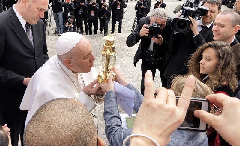 広島原爆の残り火を吹き消すフランシスコ・ローマ法王=NPO法人「アースキャラバン」提供