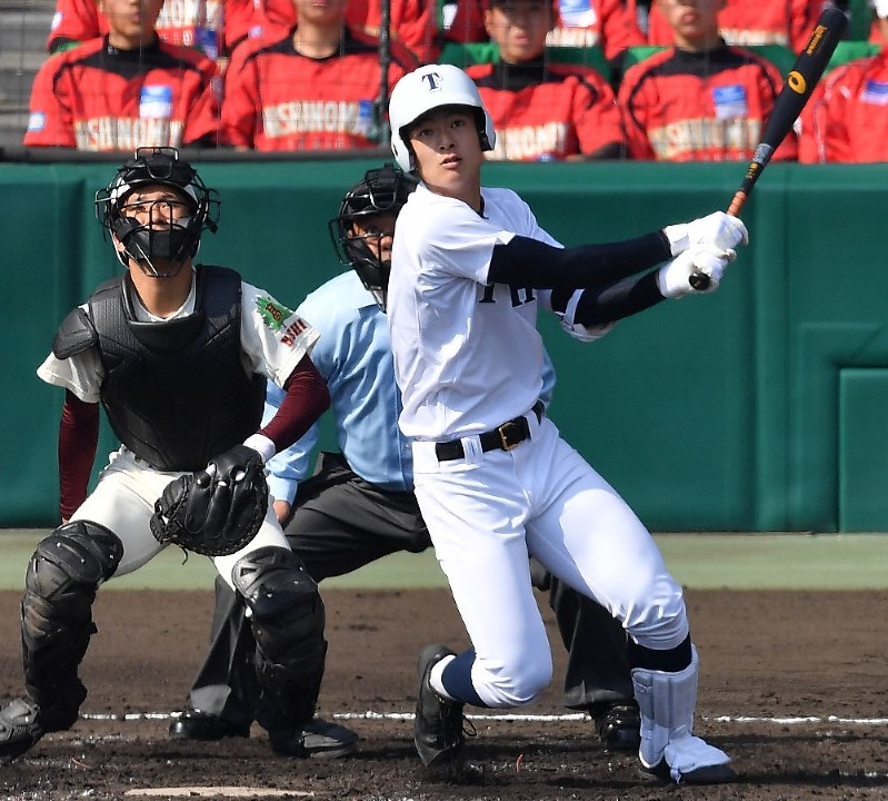 【富岡西-東邦】三回裏東邦1死一、三塁、石川が中犠飛を放つ(捕手・粟田)=山田尚弘撮影