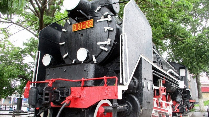 ユジノサハリンスク駅近くに野外展示されているデゴイチ蒸気機関車。日本統治時代の名残の一つ(写真は筆者撮影)