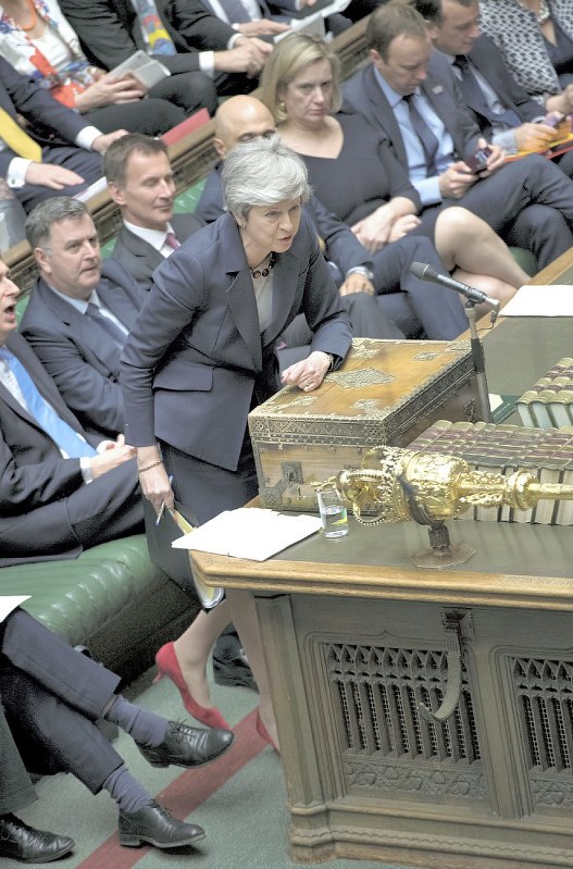 進退をかけて欧州連合(EU)との離脱合意案承認を目指すメイ英首相=ロンドンの英下院で27日、ロイター