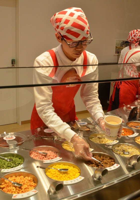 1日400万食「即席めん」製造 日清、22年ぶり新工場を公開 [写真特集7/7