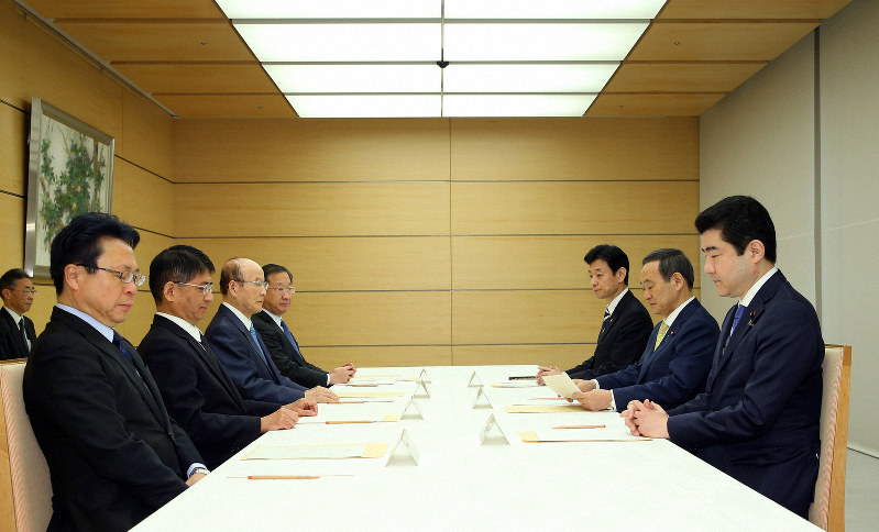 元号選定手続検討会議に臨む菅義偉官房長官(右から2人目)ら=首相官邸で2019年3月29日午前8時1分、小川昌宏撮影