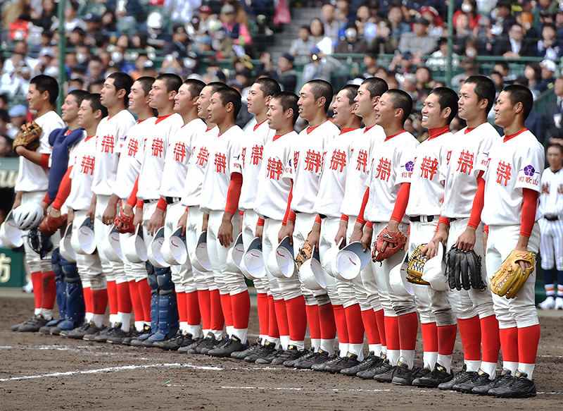 熊本西を破り、校歌を歌う智弁和歌山の選手たち=阪神甲子園球場で、山崎一輝撮影