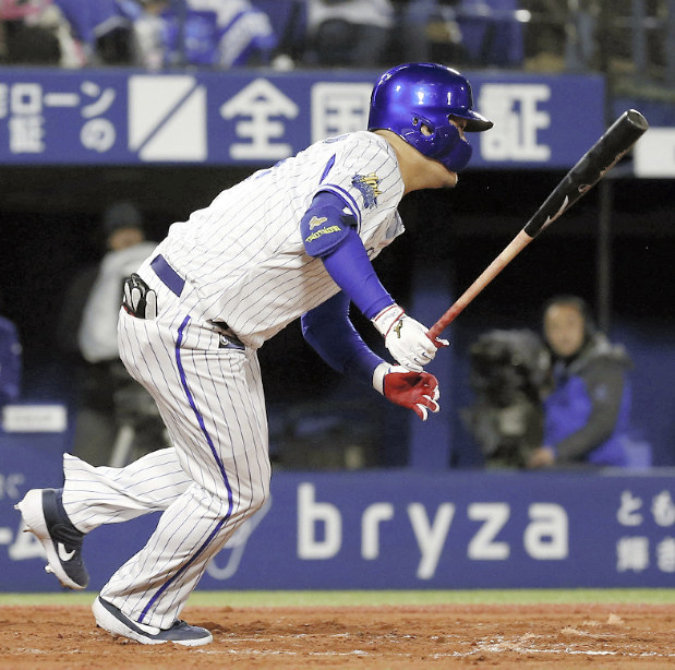 七回裏DeNA2死満塁、筒香が中前に先制2点打を放つ=横浜
