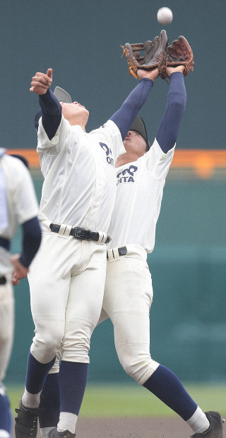 明石商業　甲子園2019年
ポロシャツ 夏の高校野球：第6日第4試合 花咲徳栄（埼玉）―明石商（兵庫
