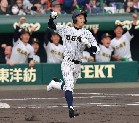 明石商業　甲子園2019年
ポロシャツ 7安打で7点 明石商、効果的な攻撃で国士舘に快勝 | 毎日新聞
