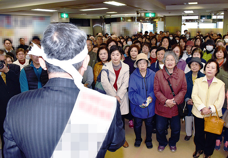 和歌山県議選立候補者の第一声に耳を傾ける人たち=和歌山市内で、後藤奈緒撮影(画像の一部を加工しています)
