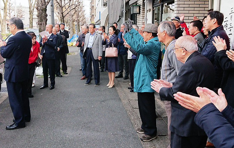 京都市議選で最大の激戦区となった左京区で遊説に向かう立候補者を見送る支持者ら=中津川甫撮影