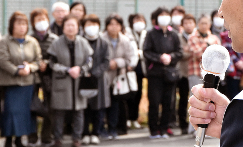有権者に政策を訴える立候補者(右端)=大津市内で、諸隈美紗稀撮影