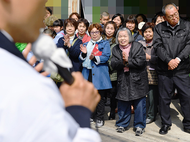 候補者の演説を聴く有権者ら=大阪市内で、猪飼健史撮影(画像の一部を加工しています)