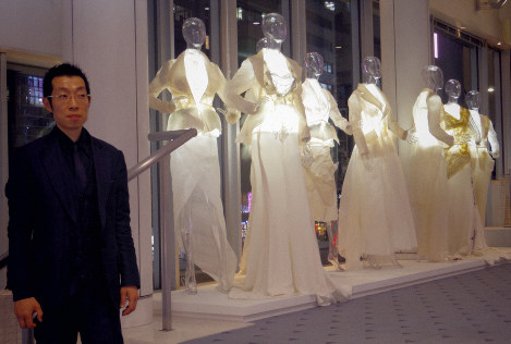 「しけ絹」を素材とした作品を作り出した高松太一郎さん