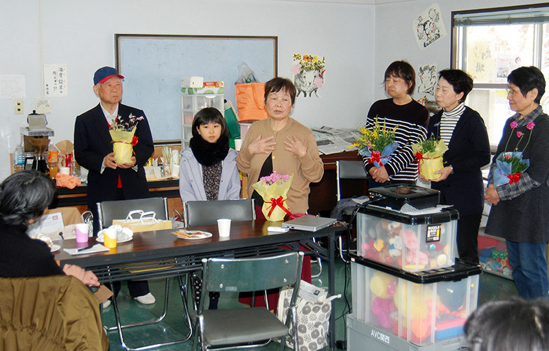 桃山東合同宿舎の集会所で開かれたお別れ会。子ども文庫のスタッフや元入居者が集まり名残を惜しんだ=京都市伏見区で、国本ようこ撮影