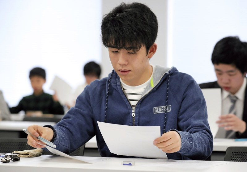 詰将棋解答選手権チャンピオン戦に臨む藤井聡太七段=名古屋市内で2019年3月31日、兵藤公治撮影