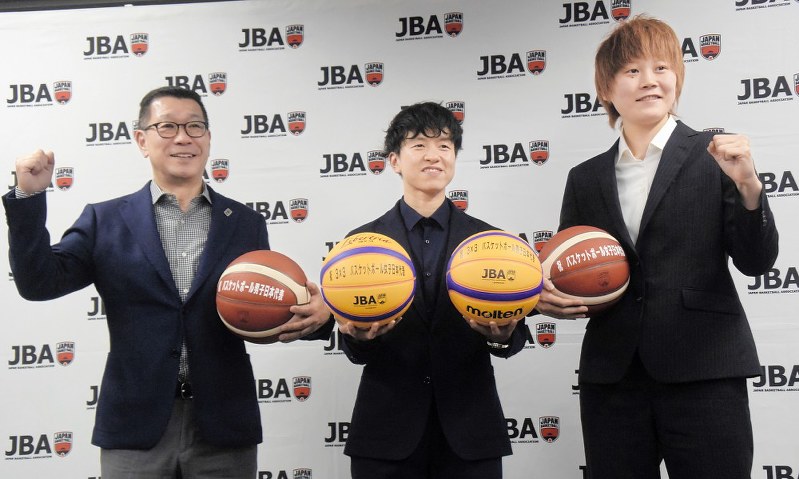 バスケットの東京五輪出場が決まり、笑顔を見せる(左から)日本協会の大河正明副会長、大神雄子アンバサダー、女子日本代表の高田真希