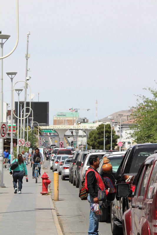 米国への入国審査を待つ車の列=メキシコ北部シウダフアレスで30日、高本耕太撮影