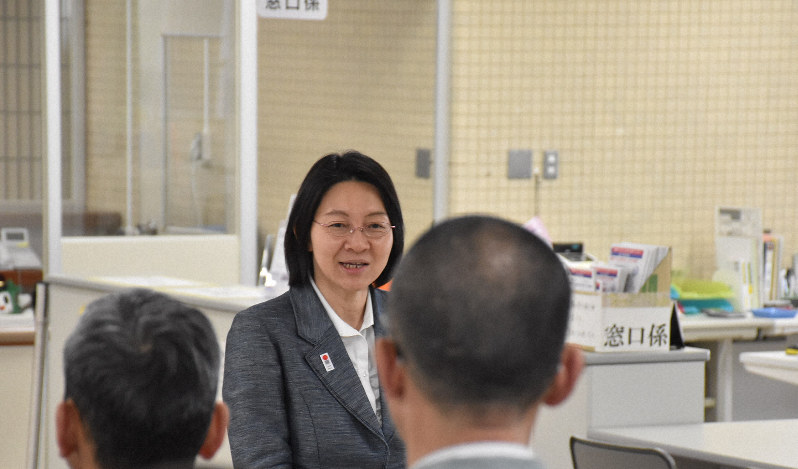 岡山県倉敷市真備支所が全面復旧し、職員に向けてあいさつする伊東香織市長=同市真備町で2019年4月1日午前8時17分、戸田紗友莉撮影