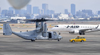 緊急着陸したオスプレイ＝大阪空港で2019年4月1日午後2時40分、望月亮一撮影