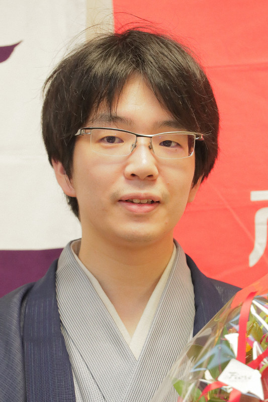 棋聖戦第5局で、羽生善治竜王に勝って初のタイトルを獲得した豊島将之新棋聖=東京都千代田区で2018年7月17日午後7時半、和田大典撮影