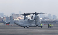 緊急着陸したオスプレイ＝大阪空港で2019年4月1日午後2時23分