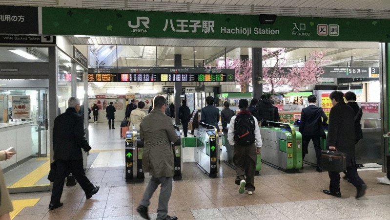 JR八王子駅=2019年4月2日午前6時35分撮影