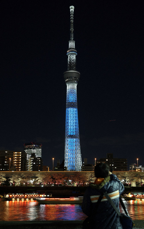 世界自閉症啓発デーに合わせて青くライトアップされた東京スカイツリー=東京都台東区で2019年4月2日午後7時28分、小川昌宏撮影
