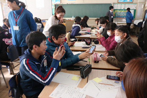 スマートフォンを使ってSNSの危険性を学ぶ児童たち。インターネットは便利だが注意点もある