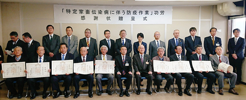 豚コレラの防疫作業などに協力し、感謝状を渡された19団体の代表者ら=滋賀県東近江市八日市緑町の東近江農業農村振興事務所で、蓮見新也撮影