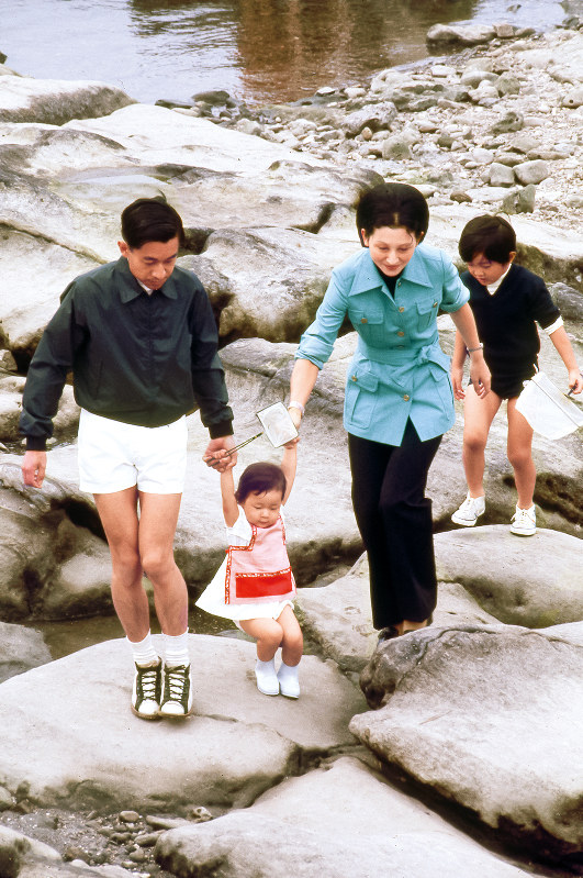 大正天皇の父はもちろん明治天皇。が、生母は皇后ではない。
