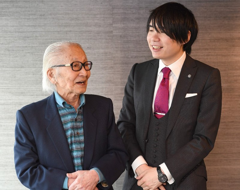 語り合う佐藤天彦名人(右)と作家の畑正憲さん=東京都千代田区で3月27日