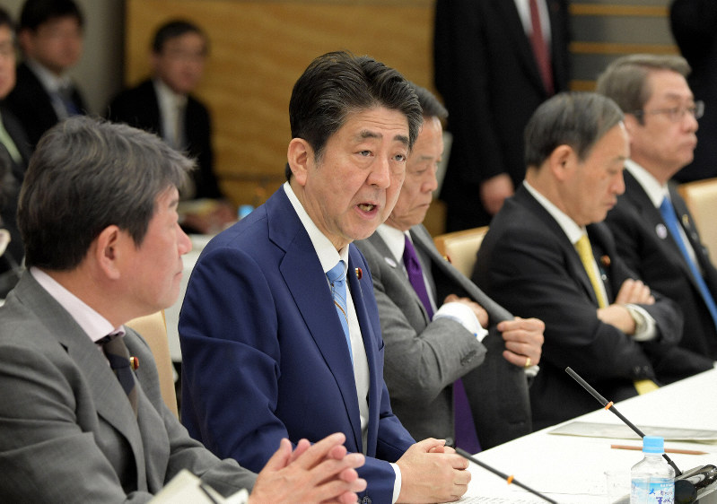未来投資会議で発言する安倍晋三首相(左から2人目)=首相官邸で2019年4月3日午後6時8分、川田雅浩撮影